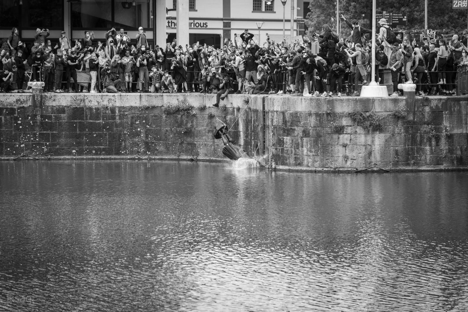 Protestierende in Bristol demontierten die Statue des Sklavenhändlers Edward Colston und versenkten sie im Hafenbecken im Rahmen der BLM-Proteste im Juni 2020.  Keir Gravil, Flickr. © CC-BY-NC-SA 2.0